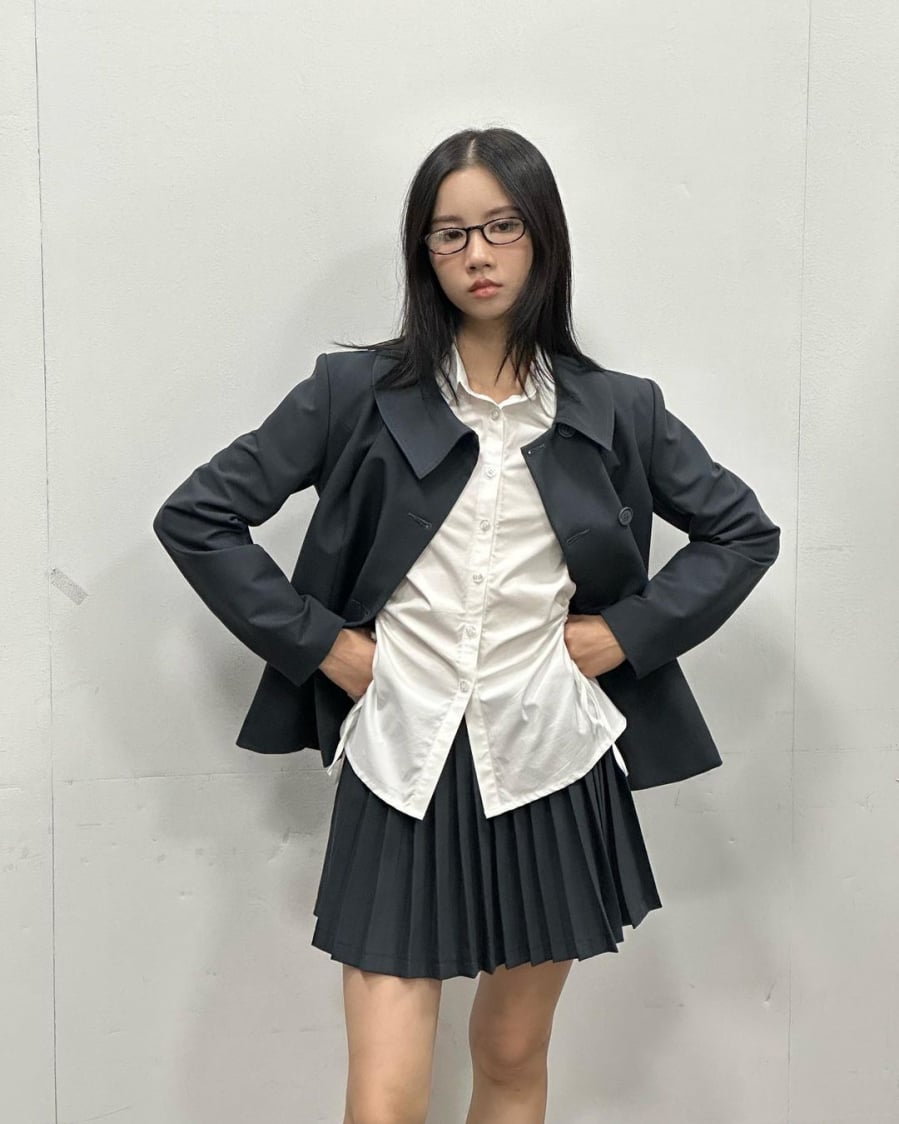 Phần chiết eo giúp chiếc áo sơ mi trở nên mềm mại và quyến rũ hơn so với các kiểu áo sơ mi truyền thống.