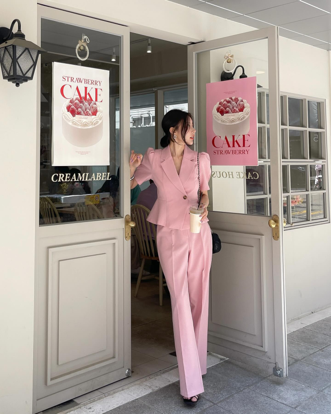 Set áo vest cộc tay và quần âu có sự đứng dáng, màu pastel giúp bạn trẻ ra