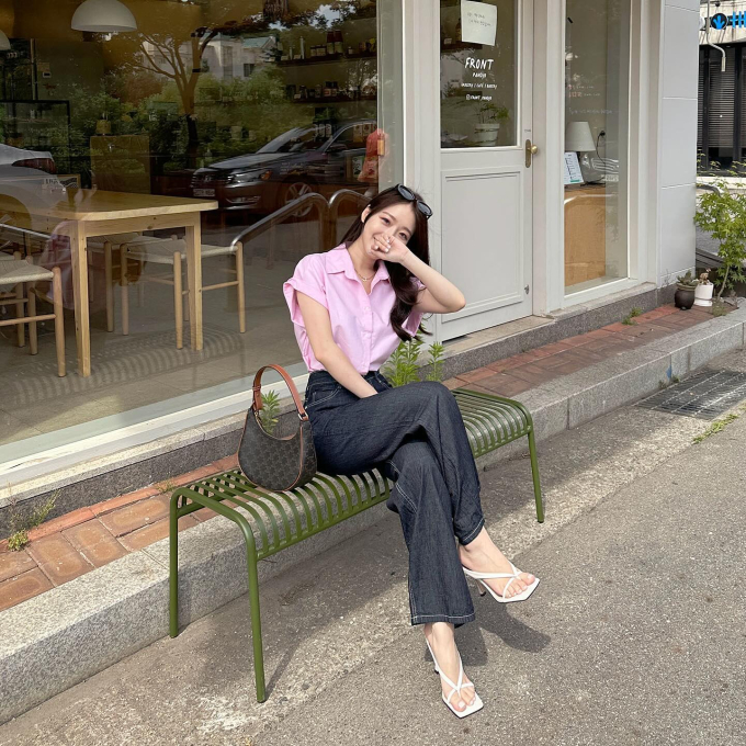 Một trong những cách đơn giản để chinh phục những chiếc áo sơ mi hồng pastel chính là kết hợp với quần đen.