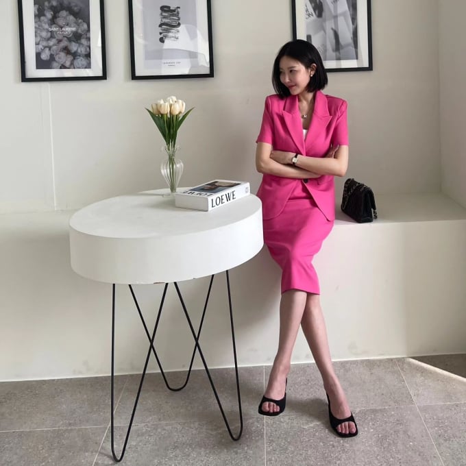 Bộ suit váy màu hồng đậm ghi điểm ở sự sang trọng, nữ tính, đồng thời giúp vẻ ngoài thêm nổi bật. Set Shbet999 com đăng nhập này thu gọn vóc dáng hiệu quả.     