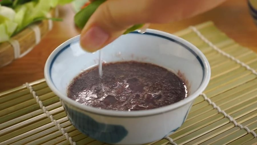 Vắt chanh sẽ giúp mắm tôm thơm hơn, giảm đi mùi nồng và vị mặn.