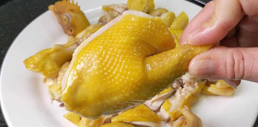 Chọn nồi có chiều cao và rộng phù hợp với kích thước gà để đảm bảo gà luộc vừa chín đều, không bị teo và có hình dáng đẹp mắt. 