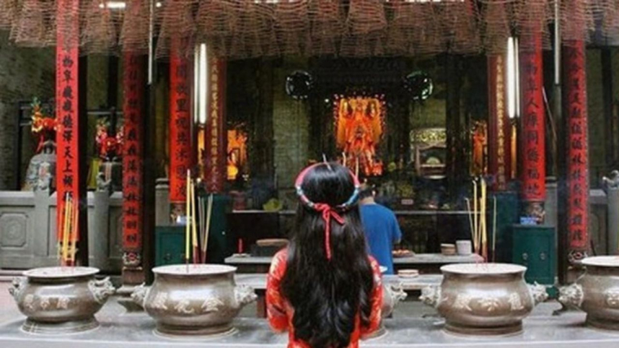 Nên mặc đồ kín đáo khi lễ chùa
