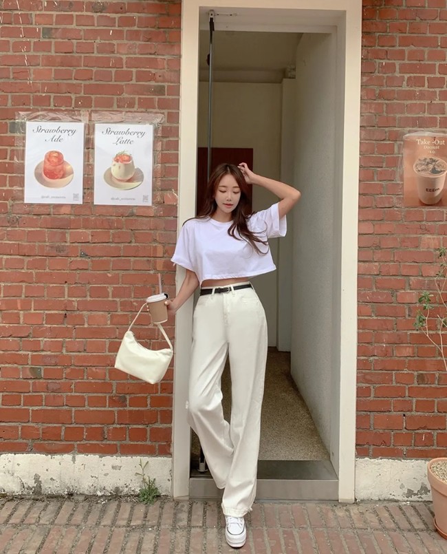 Với độ dài được rút ngắn, áo phông croptop giúp bạn gái khoe eo thon, sự nữ tính