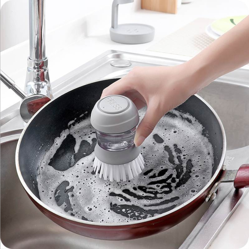 Dùng miếng chà nồi và xà phòng    