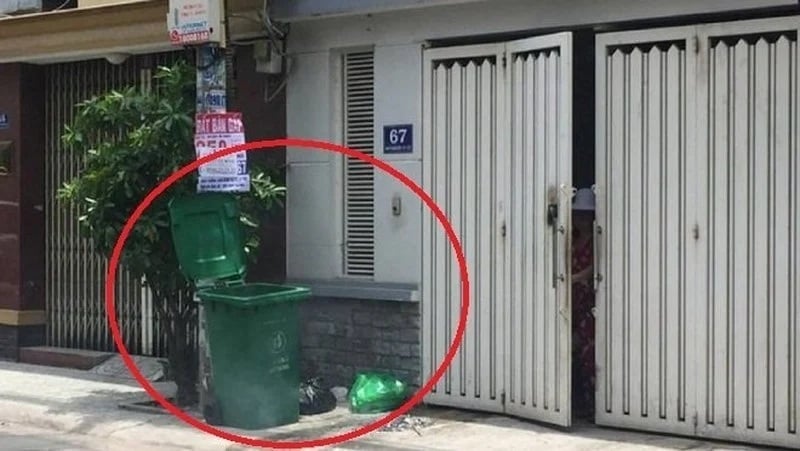 Thùng rác đặt trước cửa, tài lộc không vào sân