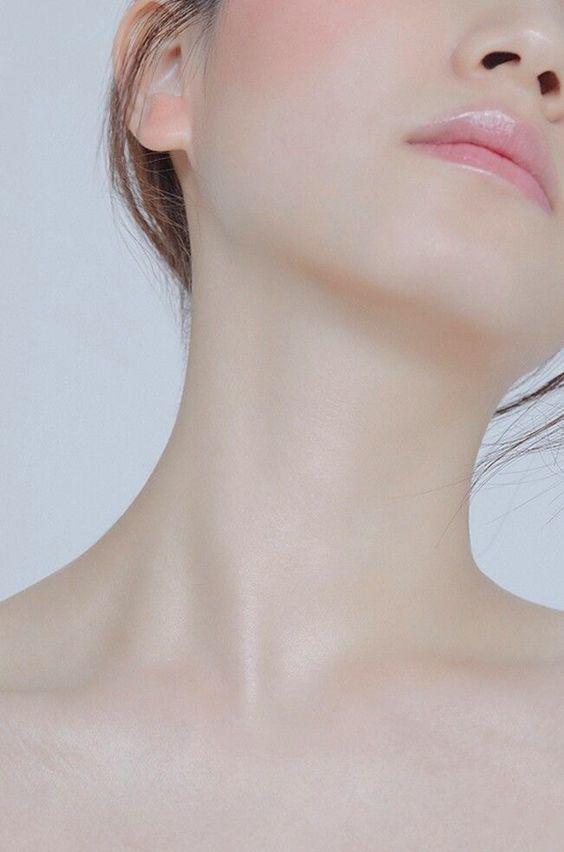 Bạn có thể sử dụng toner giấm táo tự làm tại nhà để thu nhỏ lỗ chân lông. 