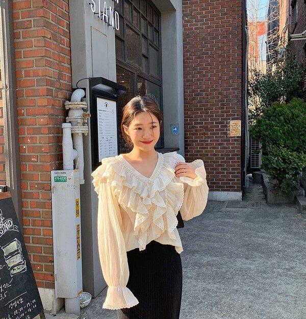 Các nàng nên ưu tiên o blouse mang tông màu sáng như trắng, be, hồng pastel, xanh nhạt…  