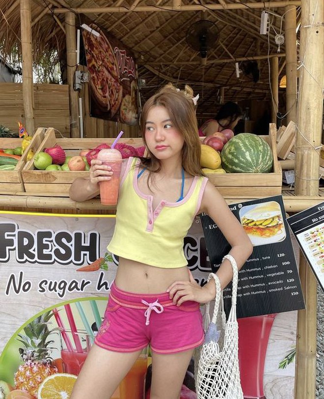 Cảm giác mùa hè và những chuyến du lịch biển vẫy gọi mạnh mẽ, lúc này màu vàng sẽ là chân ái của các nàng.