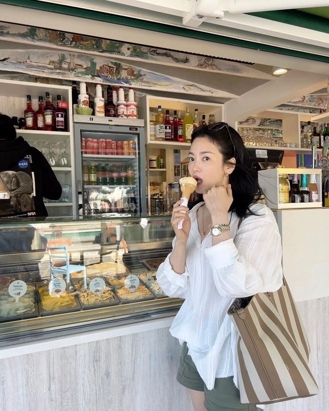 Các bức ảnh cô nàng chia sẻ lên trang cá nhân ngay lập tức hút hơn triệu like nhờ phong cách ăn mặc trẻ trung mà thời thượng.