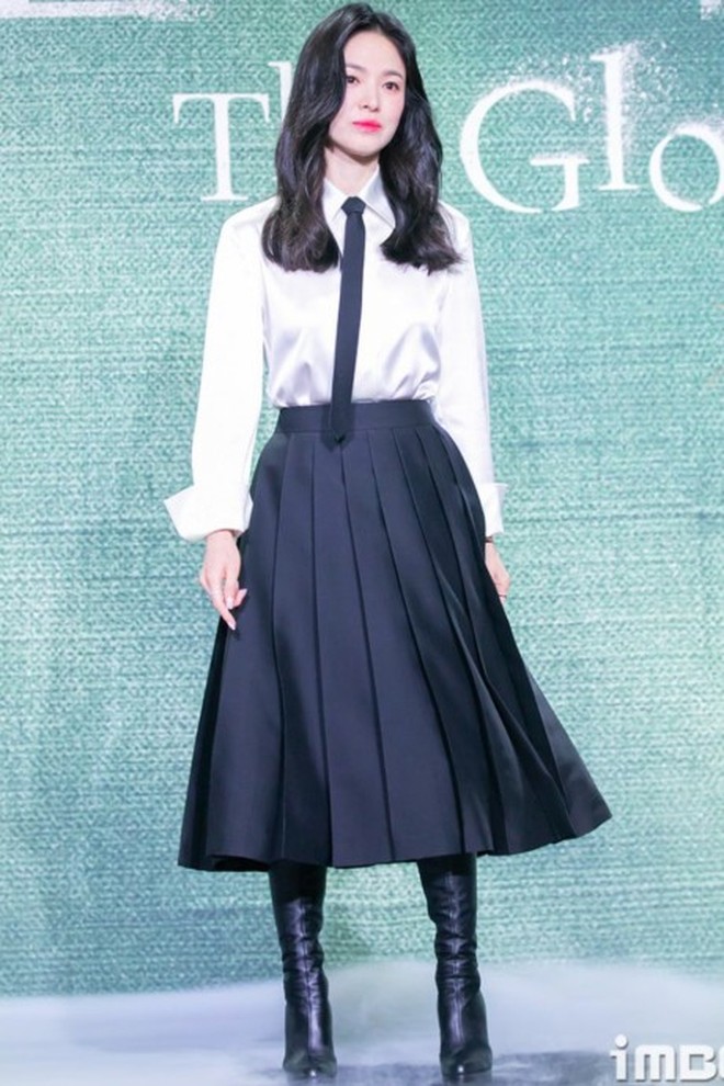 Song Hye Kyo trẻ ra 10 tuổi với cách diện này.