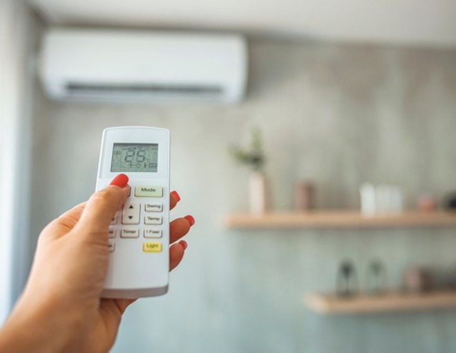 Để làm cho phòng nhanh chóng mát lạnh hơn và tiết kiệm điện năng hơn, bạn nên thực hiện hai bước này trước khi bật điều hòa.    