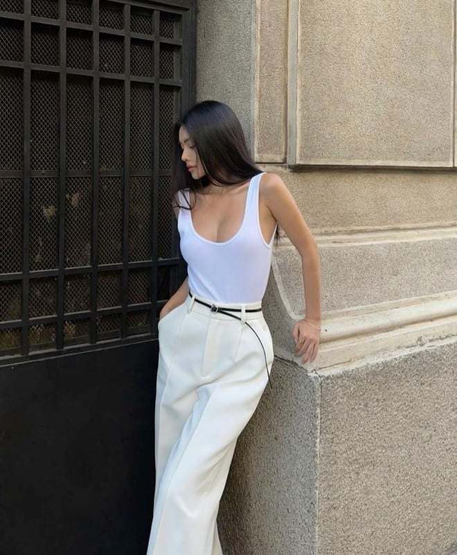 Outfit này hợp với những cô nàng cao ráo, vừa có thể khoe được vóc dáng của nàng.