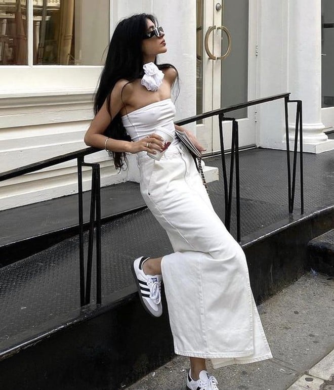 Phối chân váy midi trắng với áo ống sẽ ra vibe vừa năng động