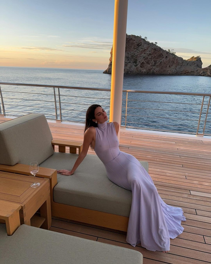 Kendall Jenner diện váy xuyên thấu màu tím lãng mạn