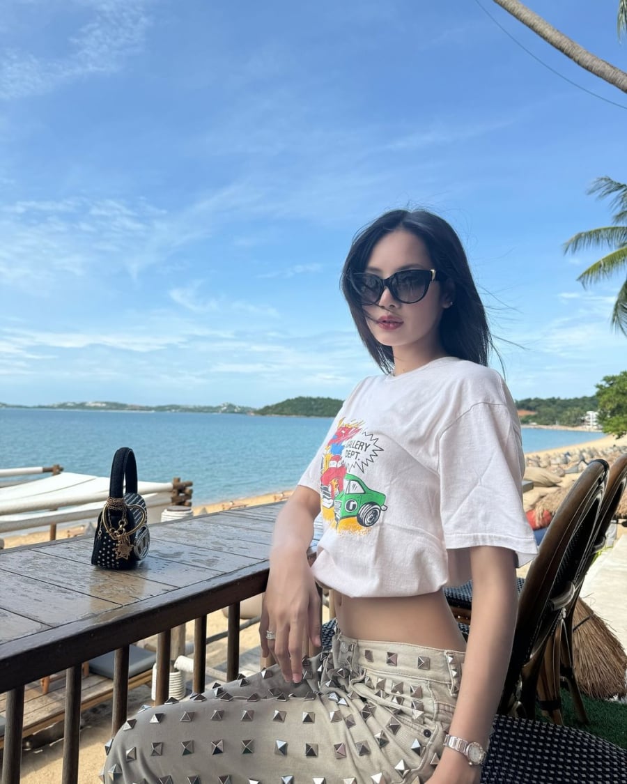 Trước đó, Lisa cũng hé lộ phong cách thời trang mùa Hè cá tính của mình với chiếc quần skinny jeans phủ đinh tán.