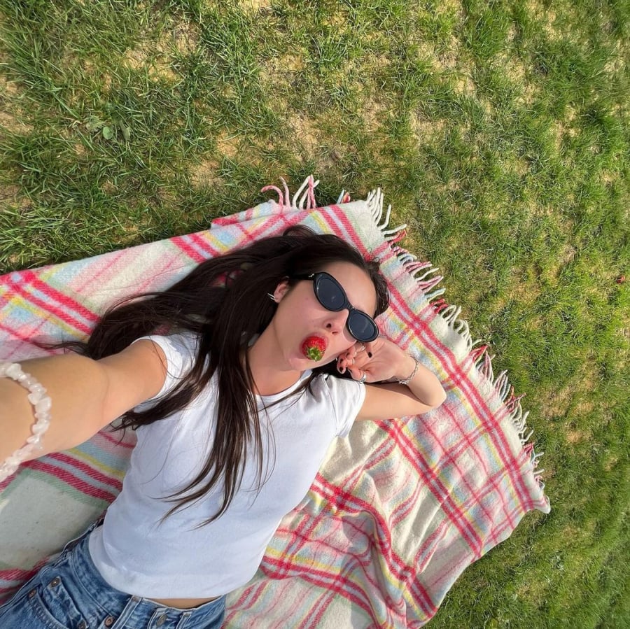 Cho những ngày picnic với áo thun trắng cùng quần jeans, hay đơn giản hơn là chiếc váy hai dây màu đen cùng mắt kính râm.    