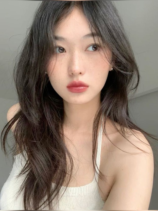 Nếu để những lớp kem chống nắng tích tụ lại dưới da thời gian dài sẽ dễ gây bít tắc lỗ chân lông.