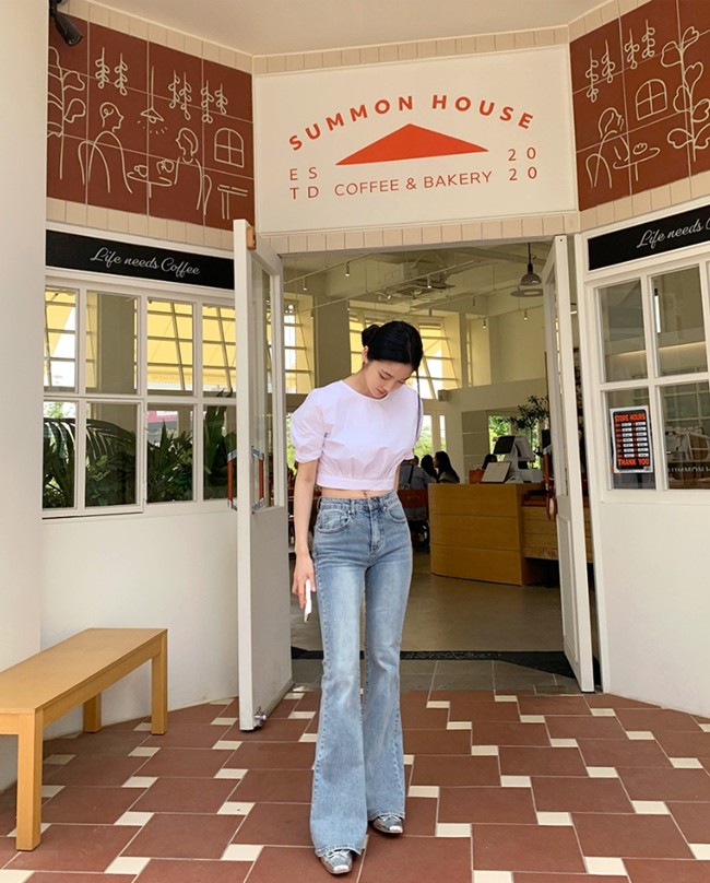 Với áo blouse hoặc áo thun dáng croptop, chúng cũng dễ “tố cáo” khuyết điểm và nó chỉ hợp với cô nàng đôi mươi. 