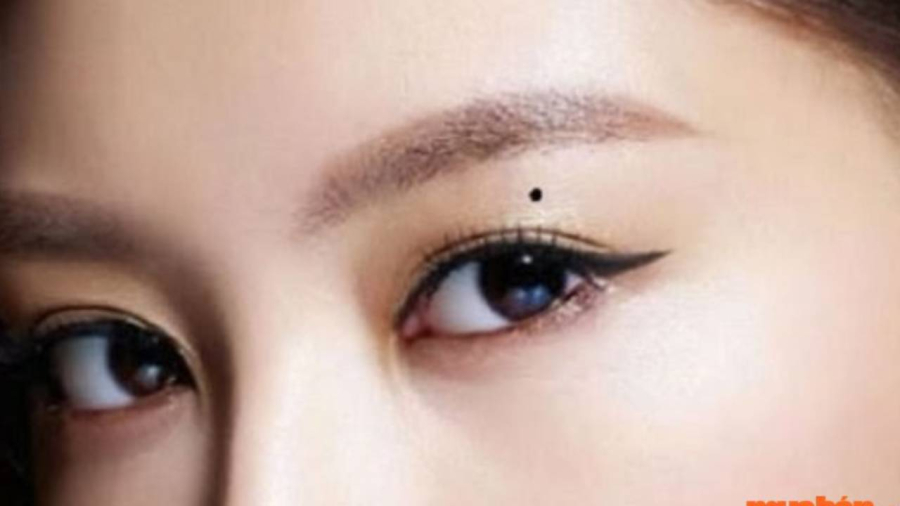 Theo nhân tướng học, nốt ruồi quanh mắt được coi là nốt ruồi đào hoa, mang lại nhân duyên tốt đẹp, tình yêu và hôn nhân thuận lợi