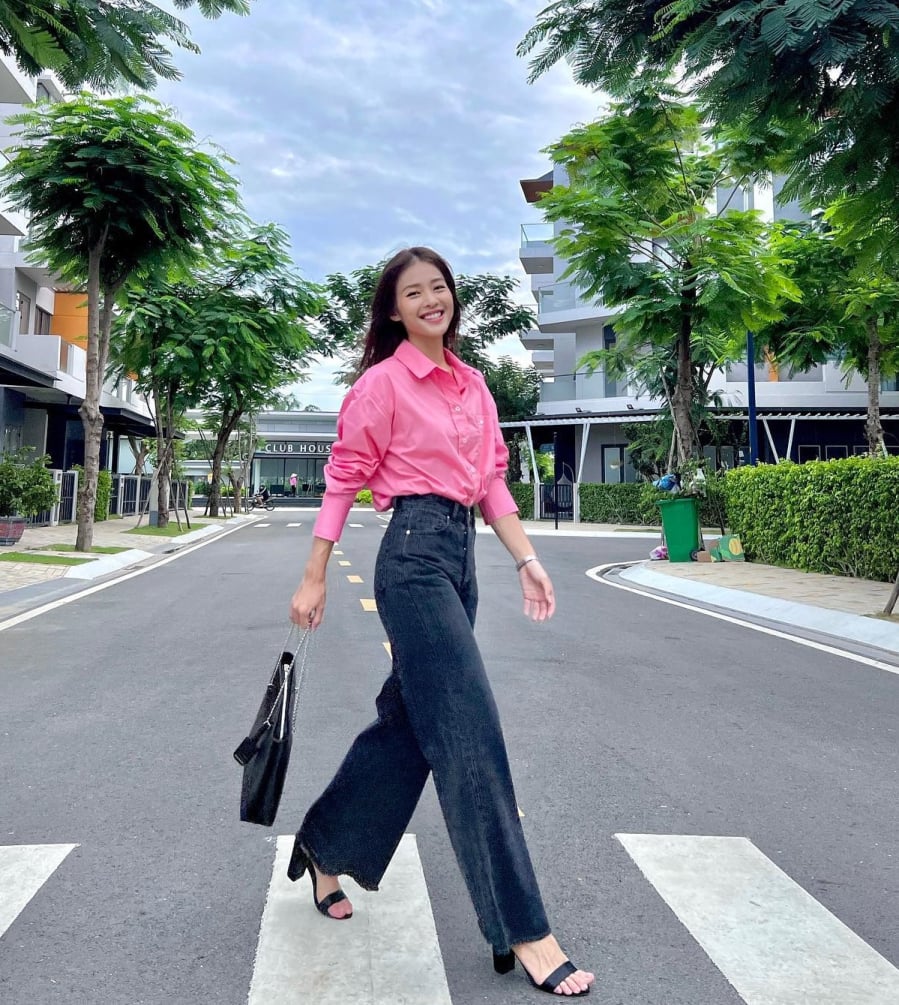 Quần jeans là món thời trang trẻ trung và xứng đáng để bổ sung vào tủ đồ. 