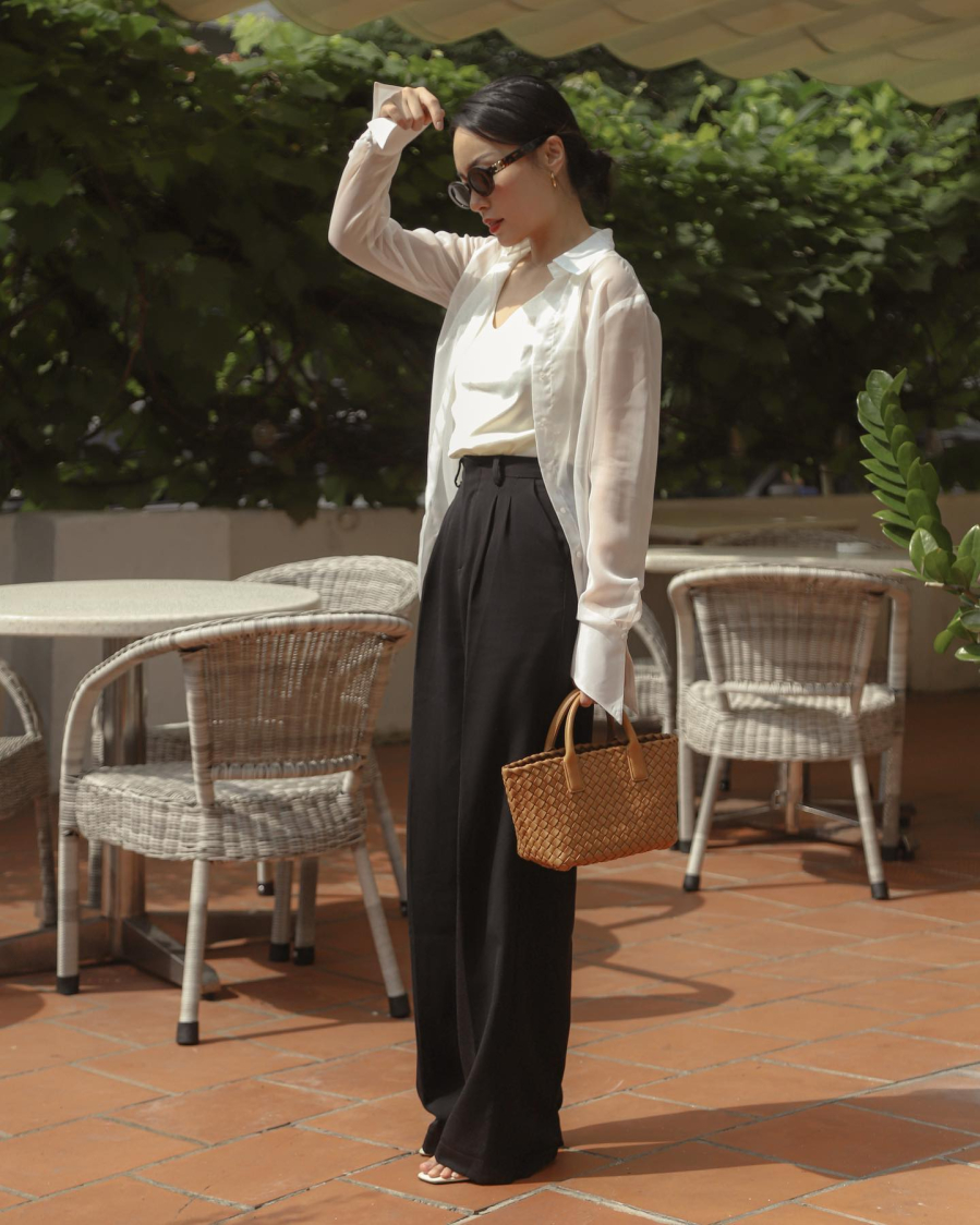 Sandal kết hợp rất ăn ý với các món thời trang công sở, trong đó có quần âu như quần âu trắng, quần ống đứng, quần âu đen…