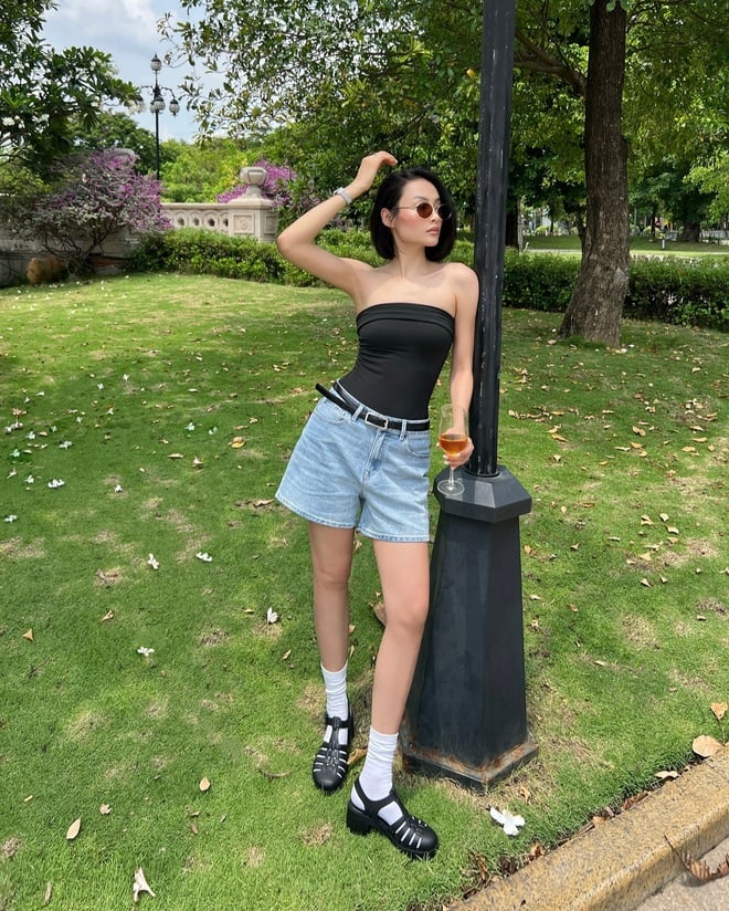 Chiếc quần shorts khi mix cùng áo quây là lựa chọn thoải mái và nhanh chóng