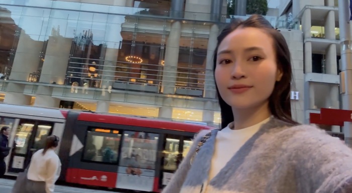 Ninh Dương Lan Ngọc tung vlog về Shbet16 chơi game trực tuyến của bản thân bên Úc.