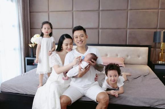 Nam ca sĩ còn gây ấn tượng với Shbet16 chơi game trực tuyến hôn nhân viên mãn bên vợ và các con. 