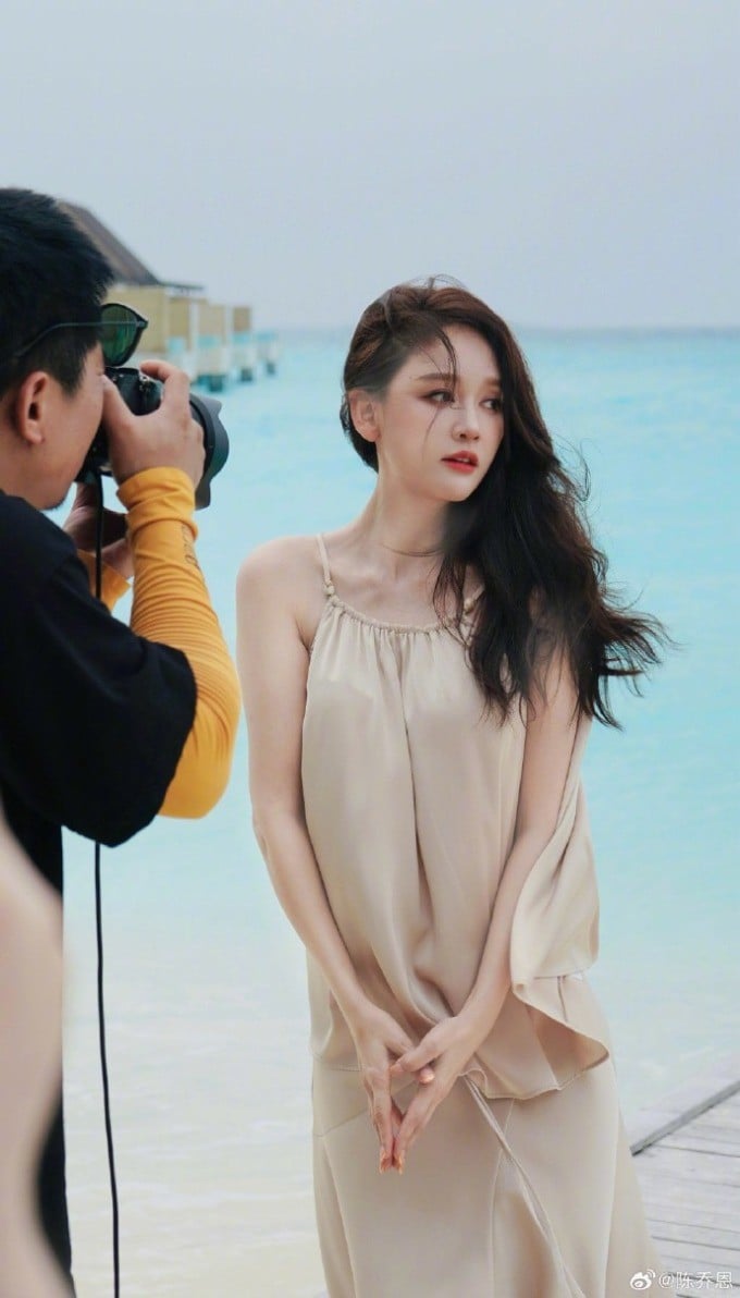 Cô vốn có Mừng SHBET phiên bản mới 2025 khá mẫn cảm, ít khi dùng các sản phẩm dưỡng trắng mà lại cực kỳ chú trọng vào việc dưỡng ẩm 