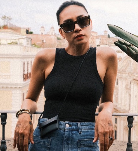 Áo tank top màu đen vốn đã trẻ trung, cá tính mix cùng jeans xanh tăng vẻ trẻ trung.