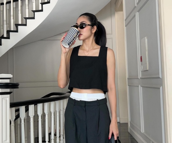 Chị em nên tham khảo bộ cánh thời thượng trên đây của Tăng Thanh Hà. Cách mặc này vừa phong cách lại vừa có sự thanh lịch. 