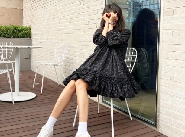 Thiết kế váy babydoll tông màu đen mang đến hiệu quả tôn da sáng hơn,