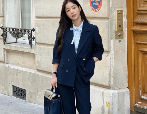 Tổng thể bộ suit thêm phần trẻ trung, tươi sáng nhờ chiếc áo sơ mi xanh.