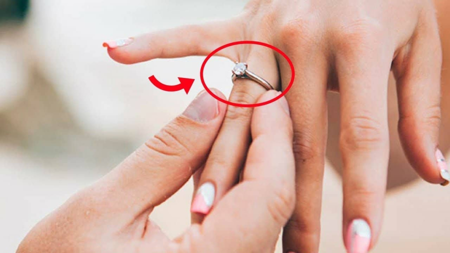 Ở phương Tây, có một niềm tin lãng mạn về việc đeo nhẫn cưới ở ngón áp út của bàn tay trái
