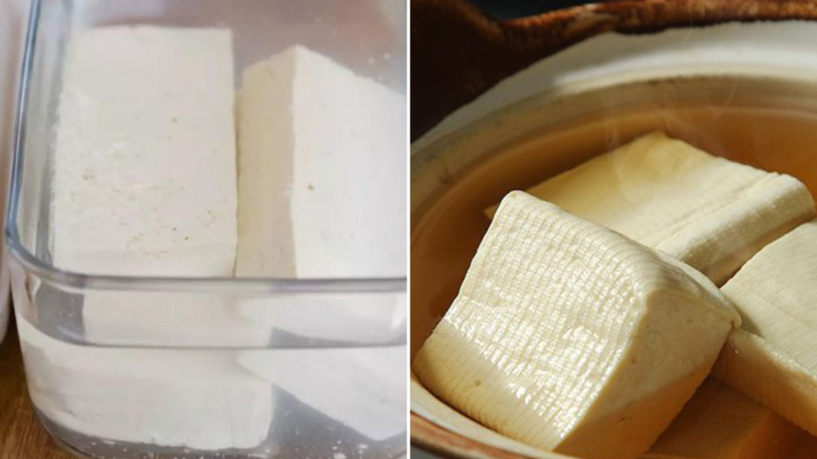 Trước khi rán đậu phụ, bạn có thể ngâm đậu trong nước muối nóng hoặc chần nhanh đậu trong nước sôi.