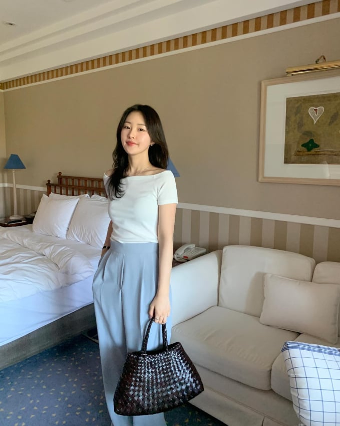 Áo thun nói chung thường có chất liệu vải cotton thấm hút mồ hôi tốt, tạo cảm giác nhẹ mát khi diện. 