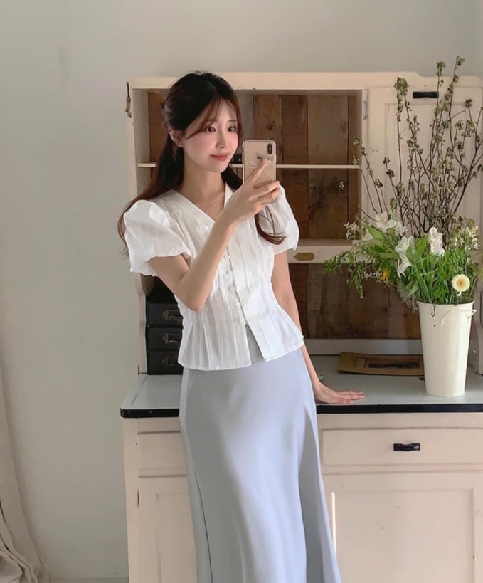 Các nàng hãy đa dạng hóa phong cách công sở với những chiếc chân váy nữ tính.