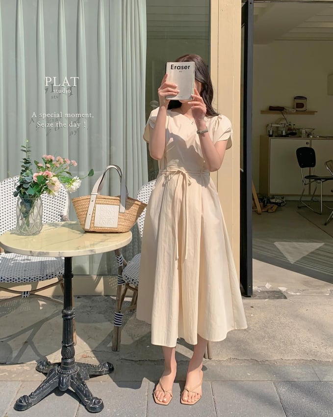 Có nhiều phiên bản váy pastel để chị em lựa chọn, chẳng hạn như váy cổ tròn, váy sơ mi, váy cổ vuông tay bồng yêu kiều. 