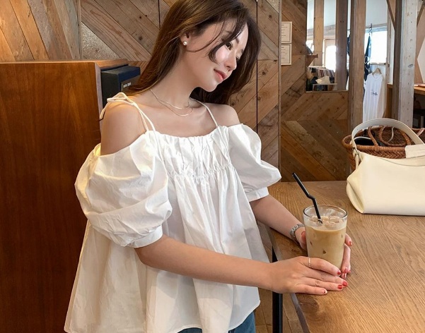Áo baby doll với form dáng suông rộng mix cùng quần jeans dáng ôm để tạo sự tương phản, tránh luộm thuộm, đồng thời che khuyết điểm một cách tinh tế. 