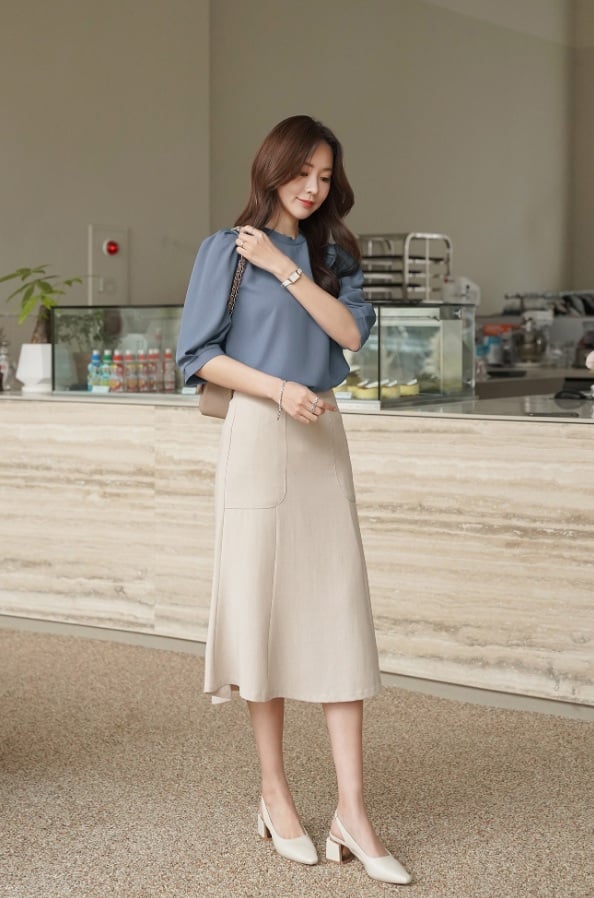 Chân váy chữ A hoặc quần cạp cao sẽ giúp ôm lấy vòng hai, tạo cảm giác thon gọn hơn.