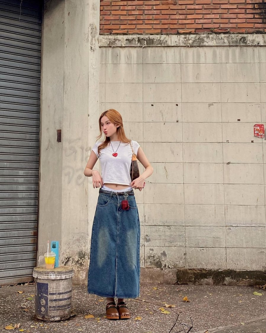 Cô nàng biết cách kết hợp các món đồ denim một cách khéo léo, tạo nên những bộ Shbet999 com đăng nhập vừa cá tính vừa thời thượng.