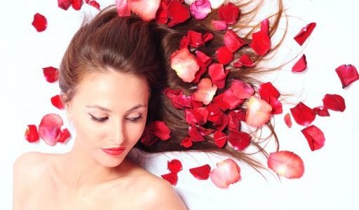 Thêm một vài giọt nước hoa hồng vào dầu xả thông thường để tăng cường đặc tính dưỡng ẩm. 