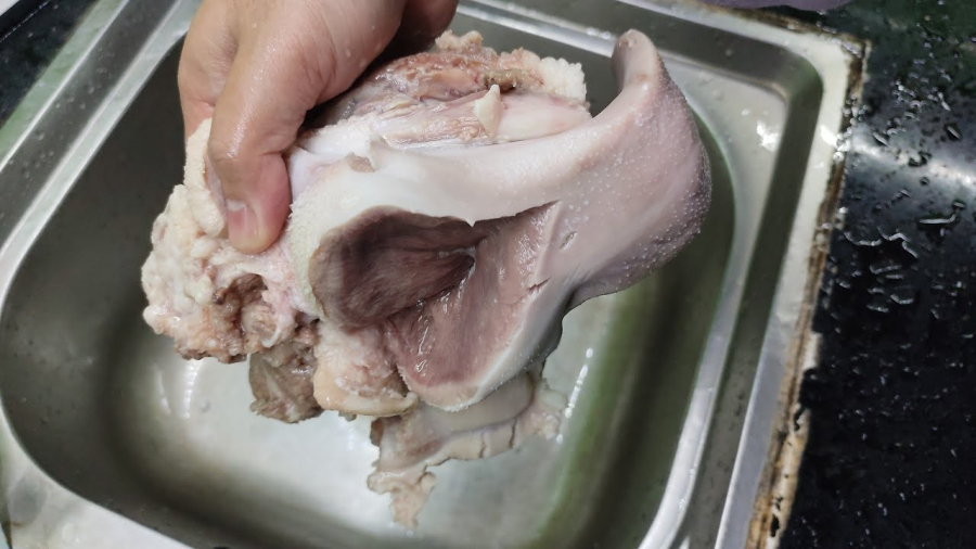 Lưỡi lợn lại được coi là Shbet0099 cá cược trực tuyến đặc biệt và có giá trị cao.