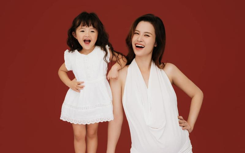 Đông Nhi chia sẻ bộ ảnh với con gái lớn Winnie những tháng cuối thai kỳ.  