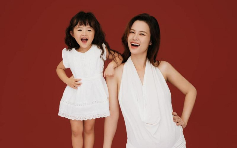 Đông Nhi trải lòng với con gái.