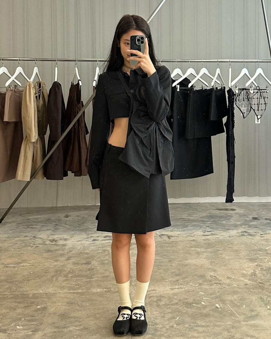 Jennie (BLACKPINK) đã nhiều lần ứng dụng những chiếc túi độc đáo với điểm nhấn hình chiếc nơ để khiến tổng thể bản phối thêm phần ấn tượng.    