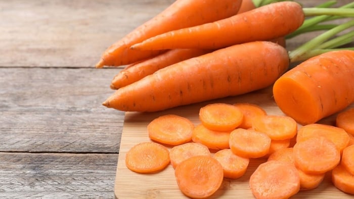 Cà rốt là nhóm thực vật dồi dào vitamin A, C, D, E, beta-carotene, axit folic, phốt pho, biotin và canxi giúp gan thải bỏ độc tố ra khỏi Sh88bet đăng ký miễn phí...
