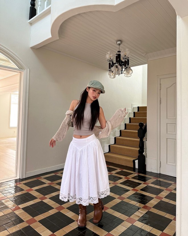 Em chân váy dài thướt tha này là món đồ hàng đầu mang đến nét phóng khoáng cho người diện. 