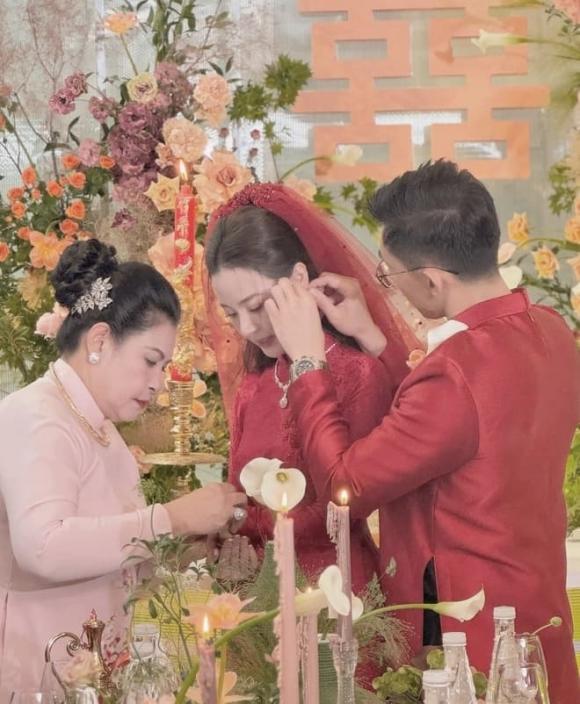Mẹ chồng Midu sang trọng và phúc hậu.    